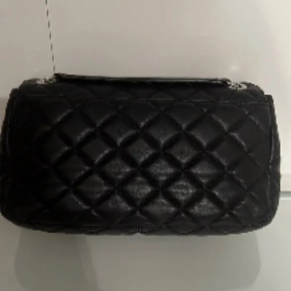 Michael Kors Sloan medium black quilted leather shoulder bag. - Picture 4 of 8